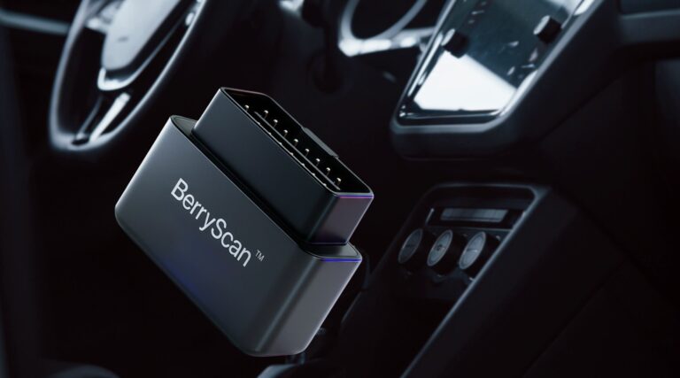 Boîtier BerryScan branché dans une voiture