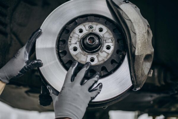Mécanicien changeant les disques de frein d'une voiture