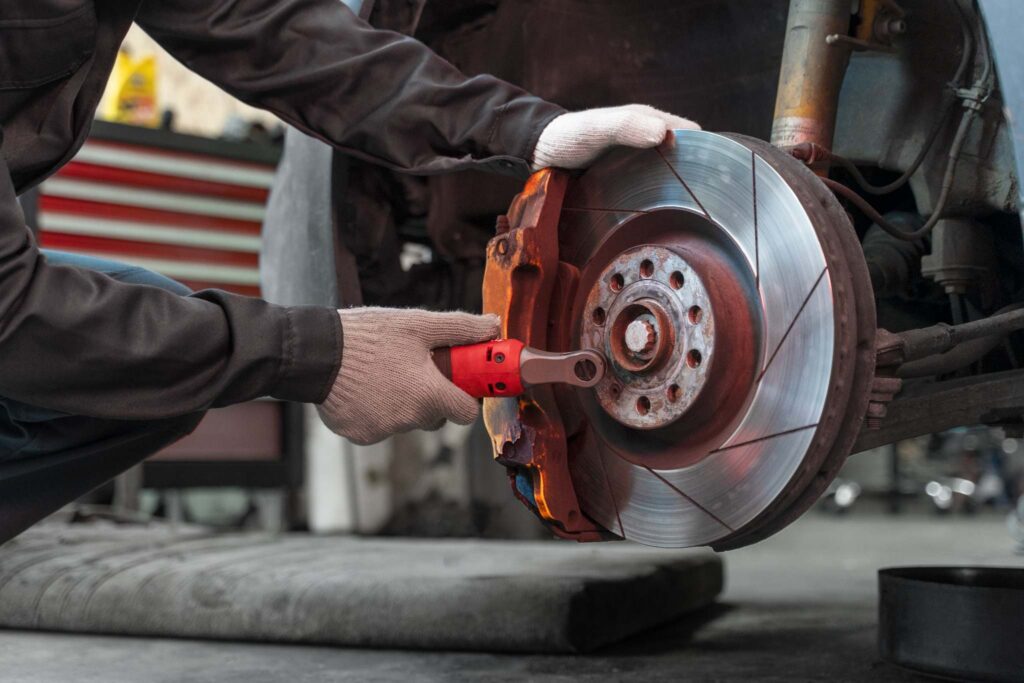 Technicien réparant une voiture